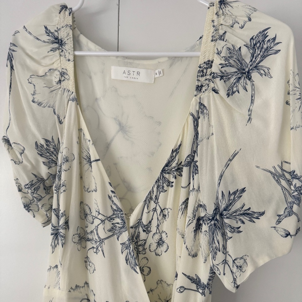 ASTR the Label Elysian Floral Wrap Midi Dress, Size M - Picture 2 of 4